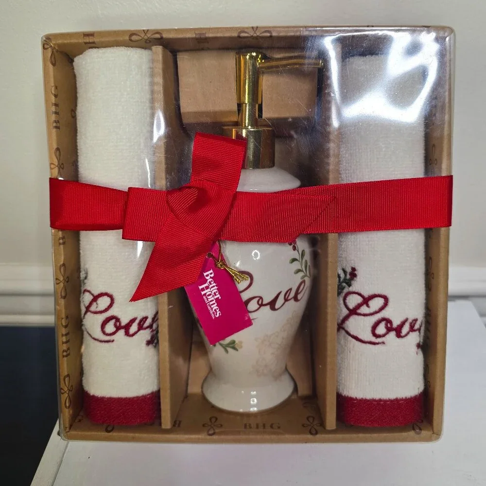 Better Home and Gardens Love Soap Pump Fingertip Towels Set NWT